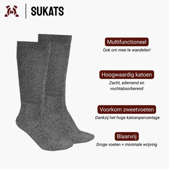 Grijze sokken met tekst over voordelen zoals multifunctie, katoen, zweetvoeten en blaarvrij wandelen.