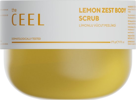 Gele bodyscrub in een doorzichtig potje met een wit etiket. Het etiket vermeldt 'Lemon Zest Body Scrub'.