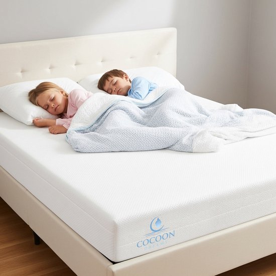 Wit matras met een blauw deken en twee slapende kinderen, een jongen en een meisje.