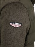 Detail van de gebreide linkermouw van een groene Superdry jas met een Superdry logo patch.