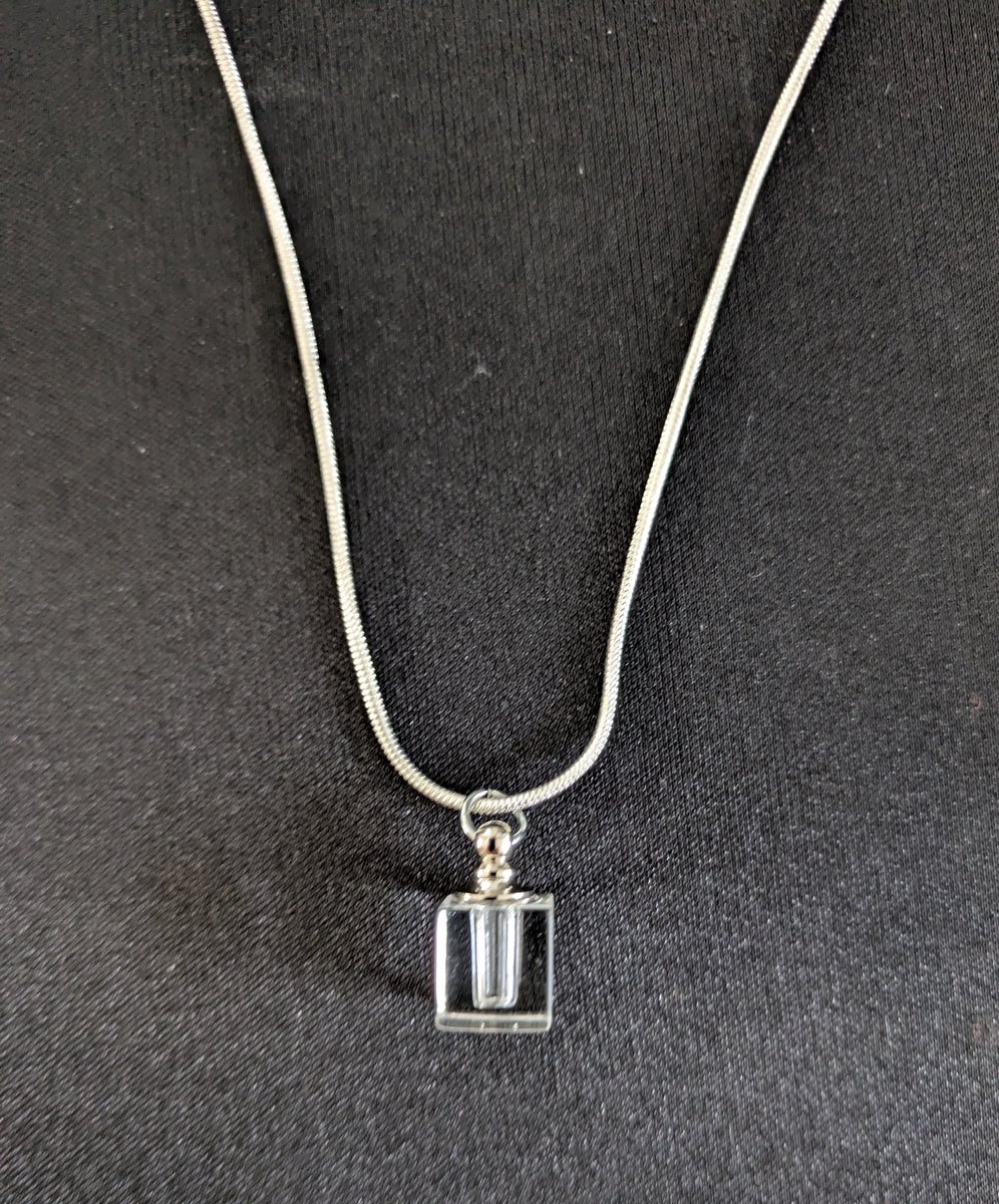 Verzilverde ketting 45 cm en glas kubusje voor as