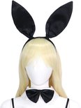 Zwarte strik en witte kraag met puntige revers op een etalagepop met blond haar.