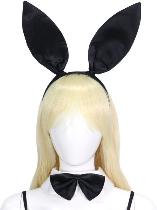 Zwarte strik en witte kraag met puntige revers op een etalagepop met blond haar.