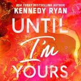 Boekomslag Until I'm Yours door Kennedy Ryan met abstracte rood-oranje achtergrond met gouden details.