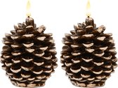 Anna's Collection LED dennenappel kaars - 2x - bruin - 10 x 8.5 cm - met timer