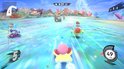 Kirby in geel pak, racet in water op een voertuig met straalaandrijving, met andere racers.