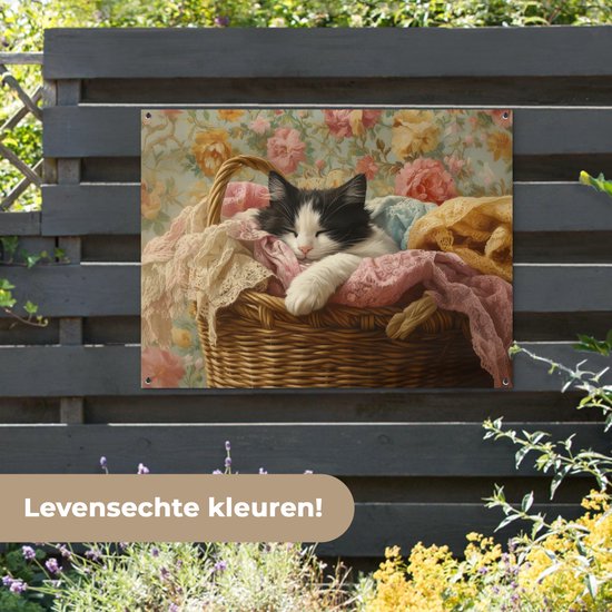 Tuinposter 120x90 cm - Tuindecoratie Kat - Bloemenprint - Rieten mand - Poster voor in de tuin - Buiten decoratie - Schutting tuinschilderij - Tuindoek muurdecoratie - Wanddecoratie balkondoek