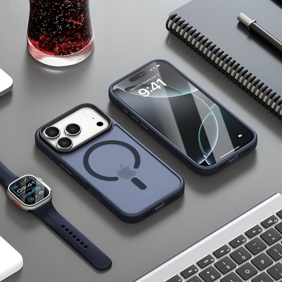 Donkerblauw mat transparant hoesje met MagSafe-logo, naast een iPhone, Apple Watch en toetsenbord.