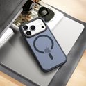 Donkerblauw mat transparant iPhone hoesje met MagSafe-logo op een laptop, met zonnebril en tijdschrift.