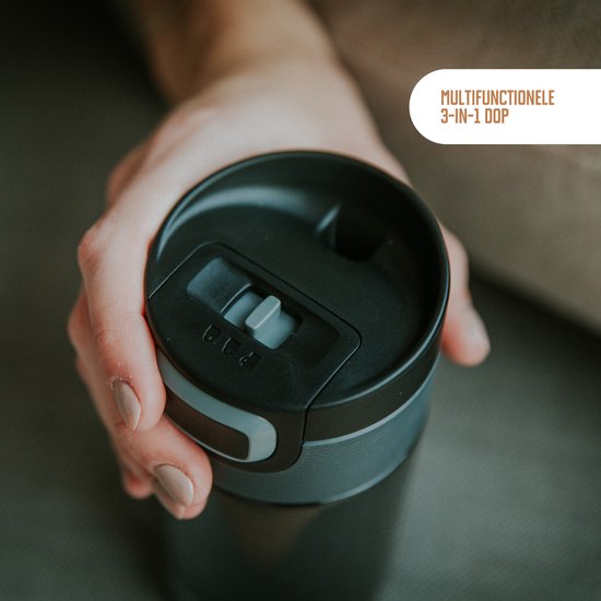 Gros plan sur le couvercle multifonctionnel 3-en-1 d'un thermos Kambukka noir.