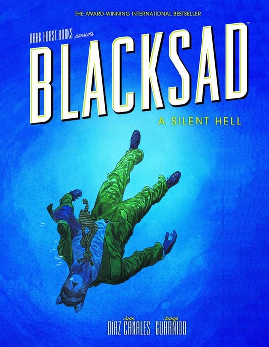 Bladsj, een antropomorfe kat in een groen pak, valt onder water. Titel: Blacksad A Silent Hell.