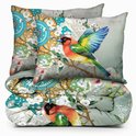 Opgevouwen dekbedovertrek en kussens met een kleurrijke vogel op een tak, omringd door bloemen en mandala-patronen.