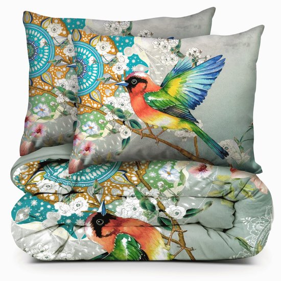 Opgevouwen dekbedovertrek en kussens met een kleurrijke vogel op een tak, omringd door bloemen en mandala-patronen.