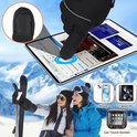 Zwarte verwarmde handschoen die een smartphone bedient, ontworpen voor skiën en koude weersomstandigheden.