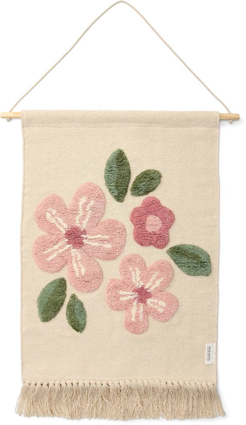 Een wandkleed met roze bloemen en groene bladeren, met franjes aan de onderkant.