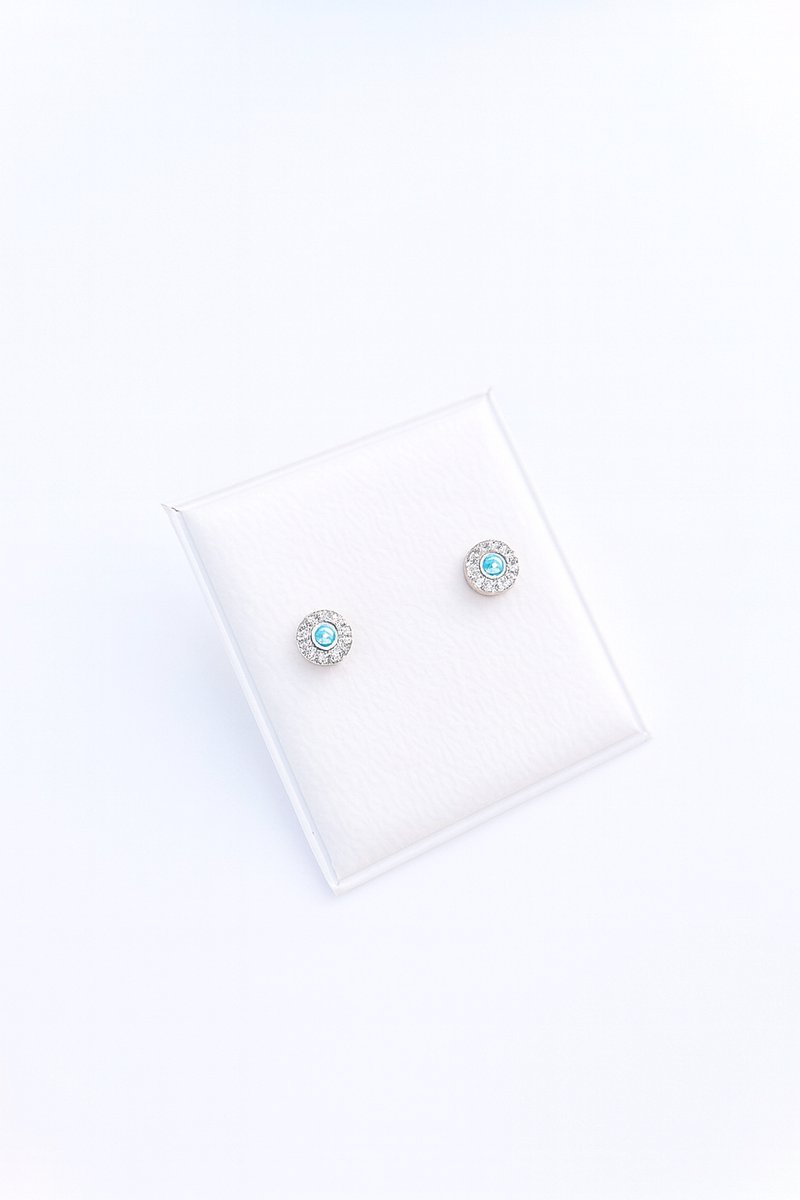 Sparkle Oorbellen – 9 Karaat Wittegoud met Blauwe Middensteen Oorknopjes, 4.5mm., incl. Geschenkverpakking