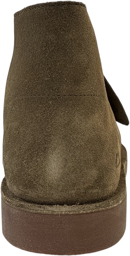 Achterkant van een khaki suède Desert Boot met bruine zool.