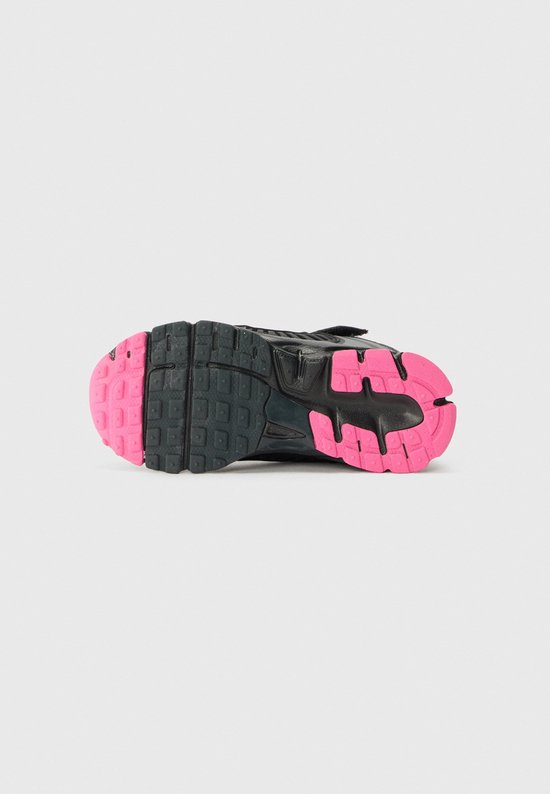 Zwarte sneaker met roze accenten op de zool.