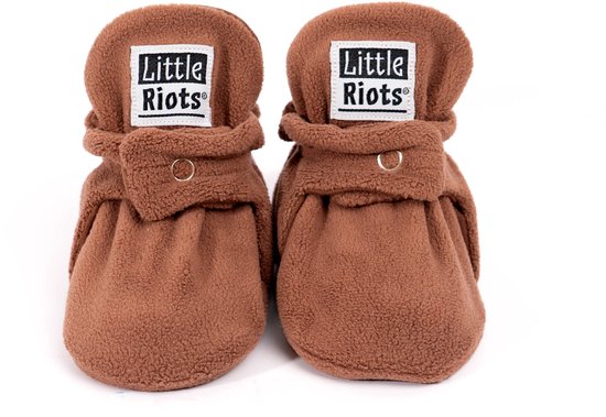 Bruine fleece babyslofjes van Little Riots met klittenbandsluiting en het logo op de voorkant.