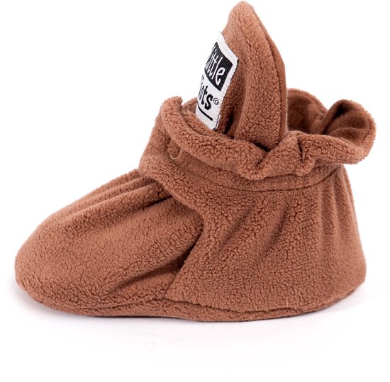 Bruin fleece babyslofje van Little Riots, van opzij gezien, met klittenbandsluiting en logo.