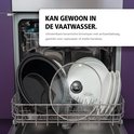 De keramische binnenpan van de slowcooker staat in een vaatwasser.
