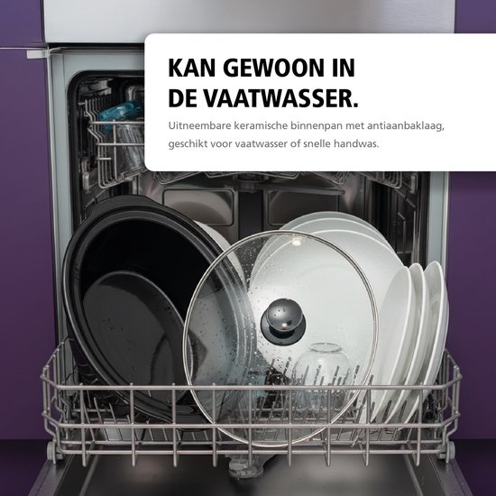 De keramische binnenpan van de slowcooker staat in een vaatwasser.