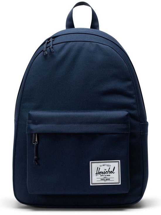 Sac à dos Herschel bleu marine avec une poche avant zippée et une étiquette Herschel blanche.