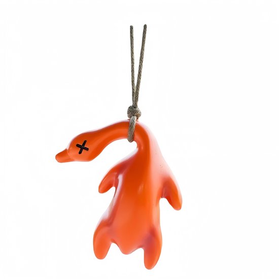 Oranje eendhanger met gele snavel en zwart kruisje als oog, hangend aan een touw.