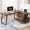 L-vormig bureau met bruine houten afwerking en zwart metalen frame. Met lades en open opbergruimte.