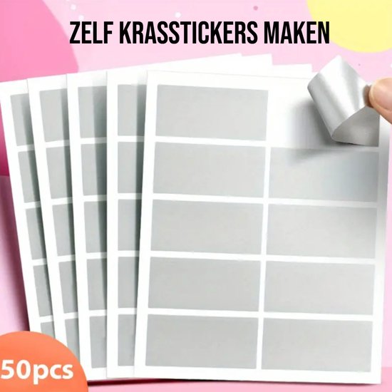 Une main retire un autocollant à gratter gris d'une feuille. Texte : ZELF KRASSTICKERS MAKEN, 50pcs.