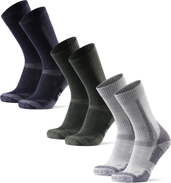 Trois paires de chaussettes de randonnée dans les couleurs bleu foncé, vert foncé et gris.