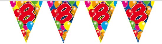 Vlaggenlijn met vier vlaggen, elk met een rode "8" en ballonnen.