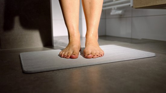 Minismus Diatomite Sneldrogende Badmat Extra Groot - Licht Grijs 80x50cm - Antislip Douchemat Binnen 30 Seconde Droog - Absorberende Badmat - Douche Mat - Diatomiet Badmat - Stenen Badmat - Badkamer Mat - WC Mat