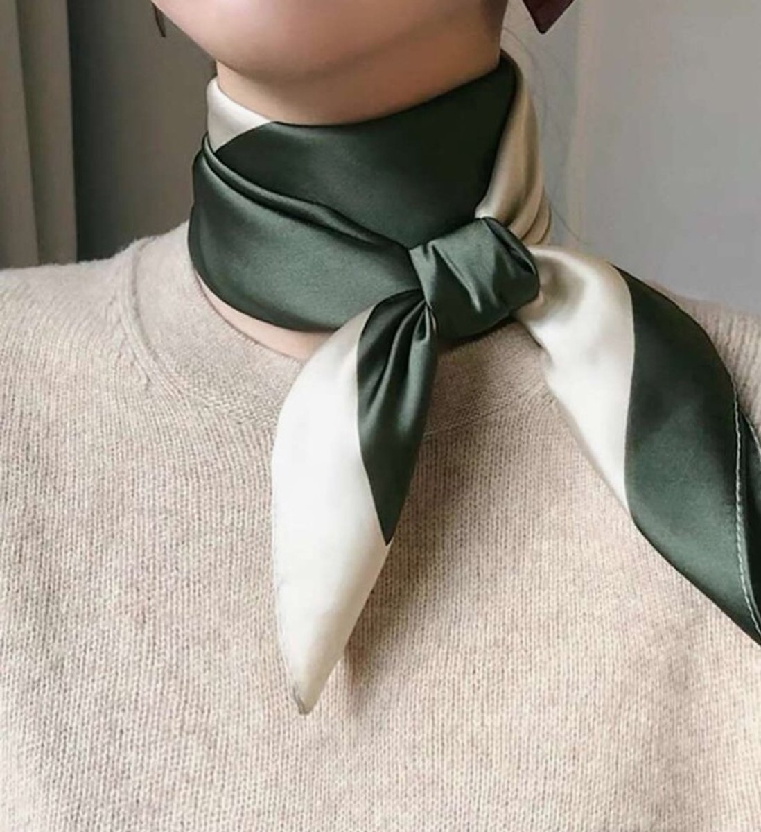 Stijlvolle Sjaal Army Green - Groen - Beige - Hoofdband - Sjaaltje - Bandana - Haarband - Elegant - Casual | Chique om nek – arm of aan tas! Of als riem | 70 x 70