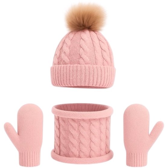 Roze gebreide winterset bestaande uit een muts met beige pompon, wanten en een kolsjaal met kabelpatroon.