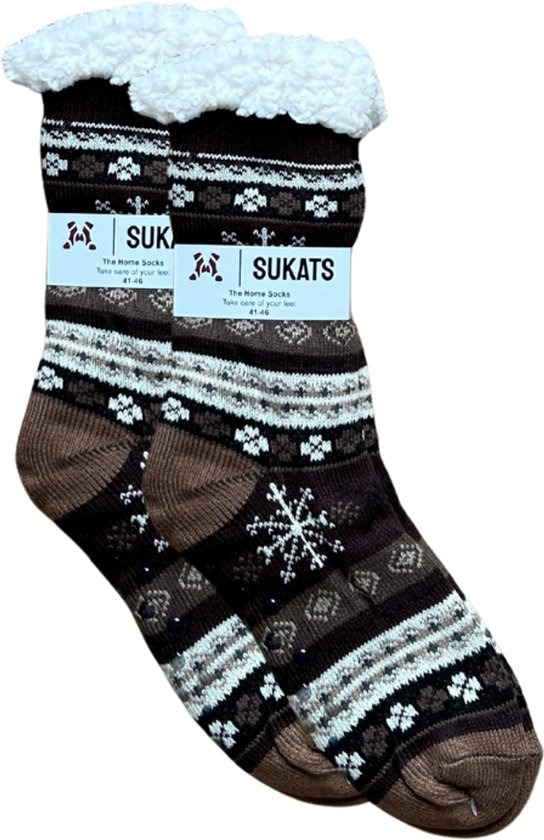 Bruine, winterse huissokken met wit-bruine fair isle patronen, sneeuwvlokken en witte pluizige boorden.