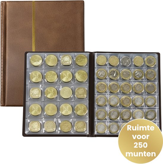 Bruin album met gouden band, openliggend met twee pagina's vol munten.