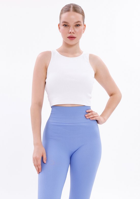 Model met gezicht naar voren, draagt blauwe legging met hoge taille en geribde textuur.