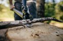Fiskars PowerGear L77 takkenschaar met lange steel, gebruikt om een dikke tak door te knippen.