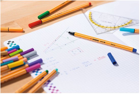STABILO point 88 fineliners met een schrift en tekeningen, met een geometrische liniaal.