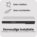 Close-up van screenprotector op een telefoon, zonder vlekken en luchtbellen. 'Eenvoudige installatie'.