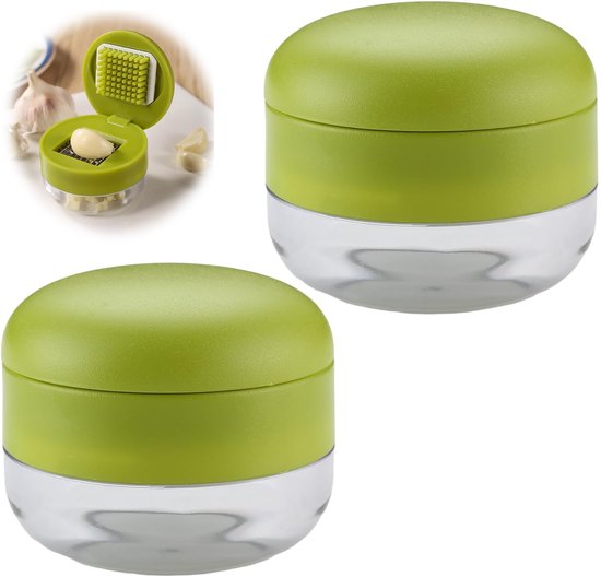 Twee groene knoflookpersen met transparante containers en zilveren accenten, op een witte achtergrond.