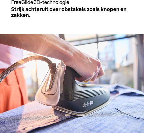 Een hand strijkt met een zwart strijkijzer met gele knop over een blauw gestreept hemd. De tekst 'FreeGlide 3D-technologie' staat links.