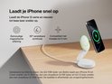 Witte Belkin magnetische draadloze oplader, met iPhone die wordt opgeladen, en een instelbare kijkhoek.