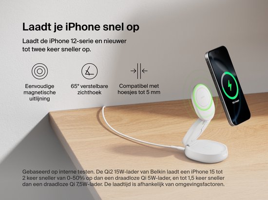 Witte Belkin magnetische draadloze oplader, met iPhone die wordt opgeladen, en een instelbare kijkhoek.