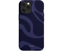 Casetastic hoesje geschikt voor Apple iPhone 12 Pro Max - MagSafe - Dubbellaagse bescherming - Diepzee Marine Golven - Fashion Case - Donkerblauw