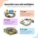 Een speelgoed racebaan met een auto, bomen, bloemen en heuvels, opgedeeld in leeftijdsgroepen: 3-5 jaar, 6-8 jaar en 9-12 jaar.