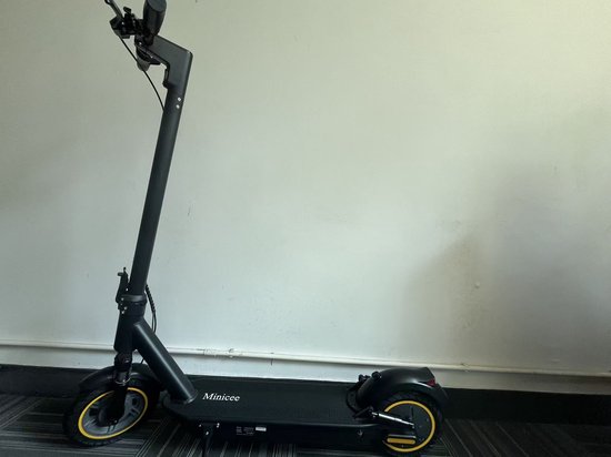 Zwarte elektrische Minicee step met gele accenten op de velgen. Op de zijkant staat het merk 'Minicee'.