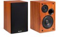 Een houtlook luidspreker met zwarte stof voor de woofer en een kleinere speaker erboven. Naast een luidspreker met zwarte voorkant.