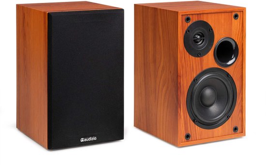 Een houtlook luidspreker met zwarte stof voor de woofer en een kleinere speaker erboven. Naast een luidspreker met zwarte voorkant.